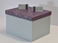 Pudełko na koperty 300x250x200 mm perłowe srebrne fioletowe zamknięte widok z winietką na wieczku
