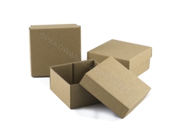 Pudełko tekturowe 80x80x40 mm gładkie kraft widok na kilka sztuk pudełek w tym jedno otwarte