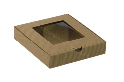 Pudełko z okienkiem 150x130x30 mm karbowane kraft zamknięte widok z ukosa