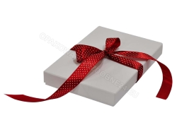 Pudełko ozdobne 220x160x20 mm matowe białe format A5 zamknięte przewiązane wstążką widok z ukosa lekko z góry