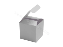 Pudełko fasonowe 50x50x50 mm gładkie białe lekko otwarte widok z ukosa