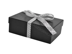 Pudełko prezentowe 15x10x5 cm przewiązane białą wstążką w grochy