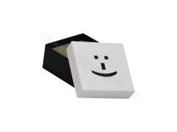 Małe pudełko 90x90x40 mm z nadrukiem emotki otwarte
