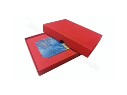 Pudełko 120x90x20 mm z wkładką na voucher gładkie czerwone otwarte widok z góry