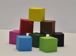 Pudełko fasonowe 50x50x50 mm gładkie niebieskie widok na stos małych opakowań