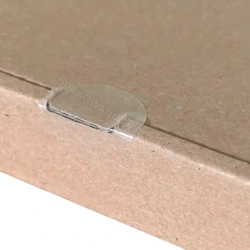 Pudełko z okienkiem 100x100x20 mm zaklejone plombą sticker 1200 szt.