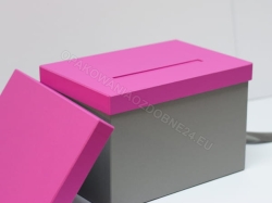 Pudełko na koperty 300x200x200 mm różowe popielate widok na otwór do wrzucania kopert