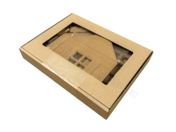 Pudełko z okienkiem 200x140x30 mm - wewnątrz domek z piernika