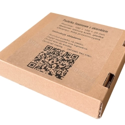 Etykieta termotransferowa z nadrukiem naklejona na pudełko 100x100x20 mm