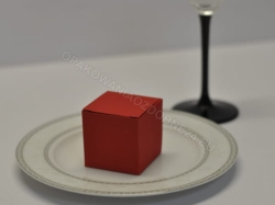 Pudełko fasonowe 50x50x50 mm gładkie czerwone zamknięte widok z ukosa
