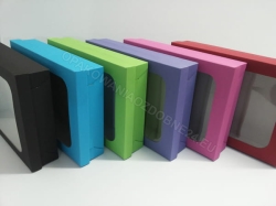 Pudełko z okienkiem 350x240x70 mm gładkie czarne zamknięte widok rzędu kolorowych pudełek