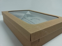 Pudełko z okienkiem 350x240x70 mm karbowane kraft zamknięte widok z ukosa
